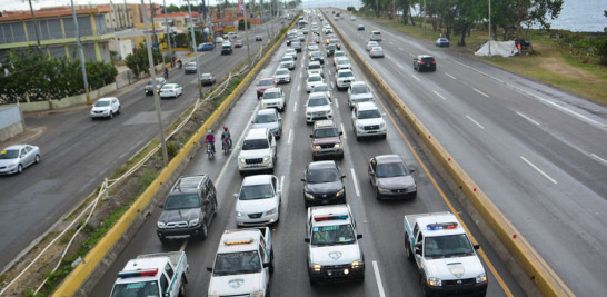 A través de todo el tramo de la autopista Las Américas, los ciudadanos condujeron con prudencia, en su carril correcto, custodiados por las autoridades.