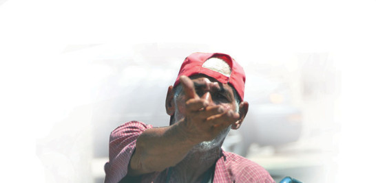 Mendigos. La imagen de envejecientes pidiendo limosnas en las calles sigue siendo común en el país.