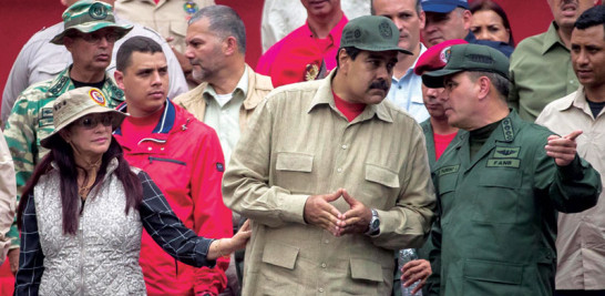 Conversación. El presidente de Venezuela, Nicolás Maduro, habla con el ministro de Defensa, Vladimir Padrino López, ayer en Caracas.