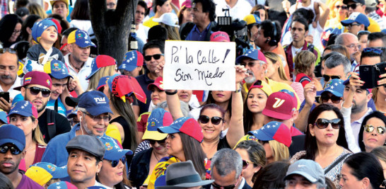 Protestas. Venezolanos participan en una protesta ayer, frente a la Torre de la Libertad, en el centro de Miami, Florida. Las manifestaciones de apoyo y de rechazo al gobierno de Nicolás Maduro no se circunscribieron a Venezuela, sino también en Montevideo, Bolivia y otras naciones latinoamericanas.