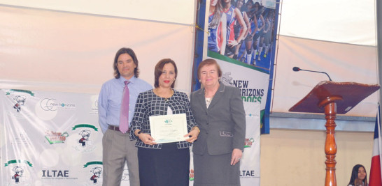 Rosario Vásquez encargada del Plan LEA recibe su reconocimiento.