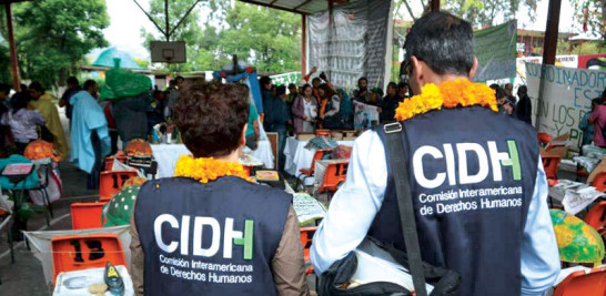De archivo. Representantes de la CIDH llegan para reunirse con familiares de los 43 estudiantes desaparecidos de Iguala, México.