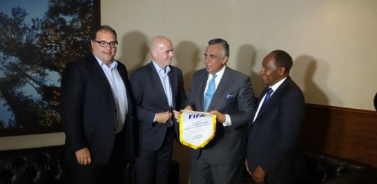 El presidente de la FIFA, Gianni Infantino, entrega un presente a Luis Mejía, presidente del COD. Figuran Víctor Montagliani, presidente Concacaf, y Osiris Guzmán, presidente Fedofútbol.