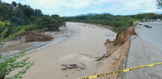 Cambita. La cerrteras de Cambita, donde el río Yubazo dañó un tramo. Obras Públicas realizó una labor de restablecimiento provisional del paso a varias comunidades.