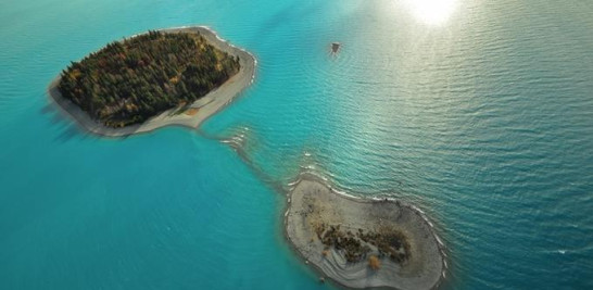 Dos islas dentro del lago unidas por un banco de arena. La temperatura más alta registrada en Tekapo es de 33.3 grados Celsius.