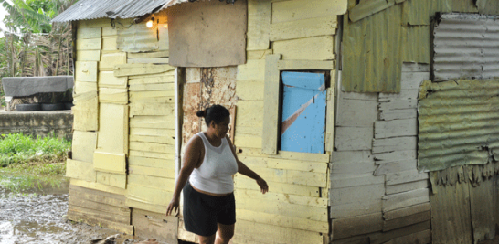 Marisela tiene cinco días fuera de su casa, la cual permanece cerrada y repleta de lodo.  Foto: Raúl Asencio