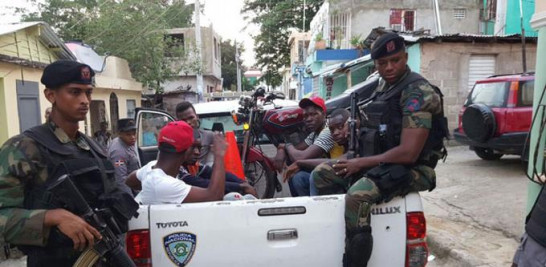 Resultado. Los operativos que realizó la Policía Nacional con el apoyo de la Fuerza Aérea de República Dominicana dejaron al menos 17 detenidos que se consideran delincuentes perseguidos.