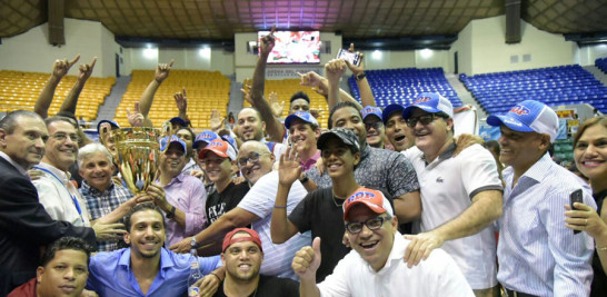 Premiación. SJugadores, entrenadores, ejecutivos y fanáticos del CDP reciben la Copa de campeones del torneo de baloncesto superior de Santiago.
