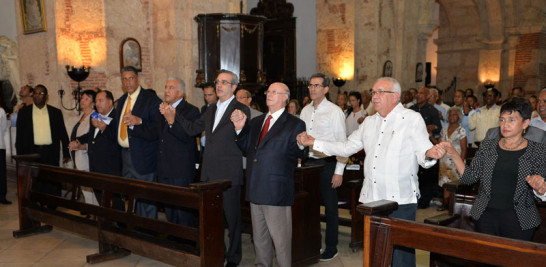 Hombría de bien. En la misa oficiada en la iglesia Las  Mercedes, Hipólito Mejía, Luis Abinader y Andrés Bautista,
destacaron la hombría de bien de José Francisco Peña Gómez.