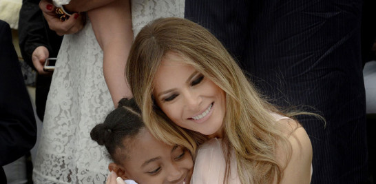 Melania Trump abraza a una niña durante el tradicional festival infantil Carrera de los Huevos de Pascua en la Casa Blanca.