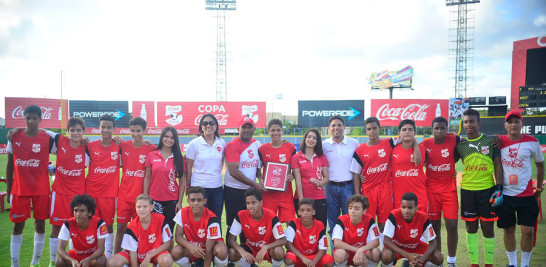 Guzmán y Amell galardonan a las campeonas del colegio De la Salle.