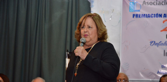 Onfalia Morillo mientras agradecía el reconocimiento recibido por los cronistas de la Provincia Duarte.