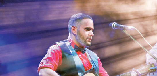 La noche había comenzado con la participación como anfitrión del cantautor Pavel Núñez.