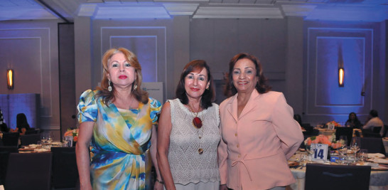 María de los Ángeles Romero, Loly Alonso y Nurys Valdez.