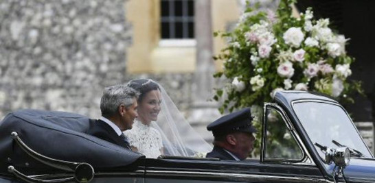 Pippa Middleton y su padre Michae,l llegan para su boda a James Matthews en la Iglesia de San Marcos en Englefield, Inglaterra. Foto: Justin Tallis Pool vía AP.