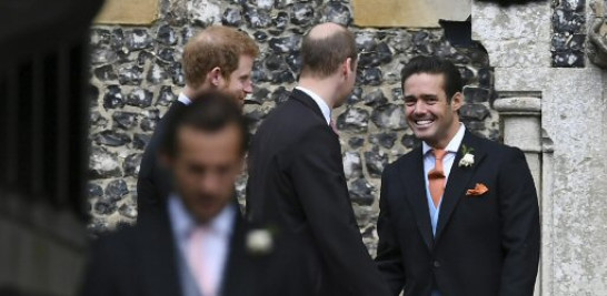 Spencer Matthews, a la derecha, habla con el príncipe Guillermo y el príncipe Harry a la llegada de la boda de Pippa Middleton y James Matthews en la iglesia de San Marcos en Englefield Inglaterra. Foto vía AP.