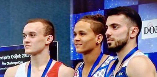 Audrys Nin Reyes, centro, junto a Ilya Yakaulev, de Bielorrusia, ganador de medalla de plata, y Andrey Medvedev, de Israel, medallista de bronce, en la ceremonia de premiación.