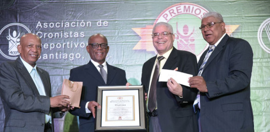 César del Monte y Consuegra, Paulino Pérez y Guillermo Ottenwalder premian a Santana Martínez como el narrador del año.