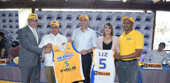 Juan José Perelló, de Banreservas, Robin Rodríguez, de Cemento Panam y Larissa Pimentel hacen entrega de uniformes a Mícalo Bermúdez y José -Maíta- Mercedes.