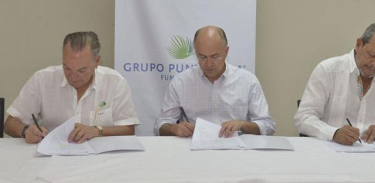 El documento fue firmado por Francisco Domínguez Brito, Frank Rainieri y Manuel Ernesto Veloz.