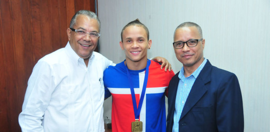 Fabio Cabral y Juan Salazar, subdirector y subjefe de redacción, respectivamente, posan junto al campeón.