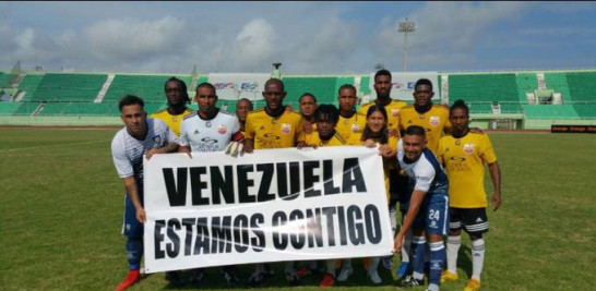 Un grupo de jugadores venezolanos que refuerza en la LDF exhibe una valla dando a entender que no están ajenos a la difícil situación política y económica que afecta a la Patria de Bolívar.