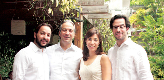 Prole. Jaime, Dennis hijo, Margarita y Eduardo Simó.