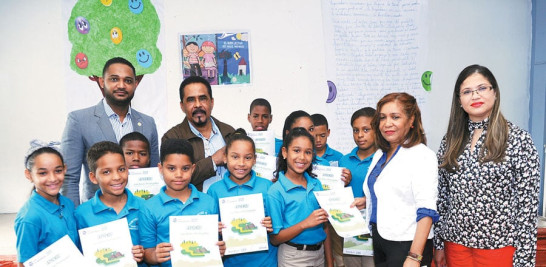 Estudiantes del Liceo Onésimo Jiménez con sus fascículos, cortesía de la Cooperativa San Miguel.