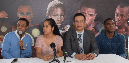 La promotora Bélgica Peña, presidenta de Shuan Boxing, junto a César Mercedes y Johnny Jones, durante el segundo encuentro con la prensa para anunciar la presencia del ex campeón Javier Fortuna en la supervelada del 24 de este mes.