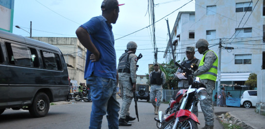 Operativo. Militares detienen a personas con perfiles sospechosos para combatir la delincuencia en el barrio Guachupita.