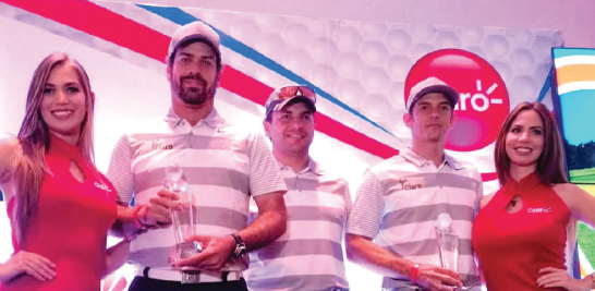 Walter Schall, VP de Ventas de Clientes Corporativas junto a las modelos Claro premian a Gustavo Betances y a Severino Tarrazo, campeones en la categoría A en la 3era. Parada del Tour Claro.