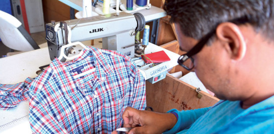 Costura. En el taller de costura, los internos fabrican ropas, por lo cual obtienen ingresos que les permiten mantener a sus familias.