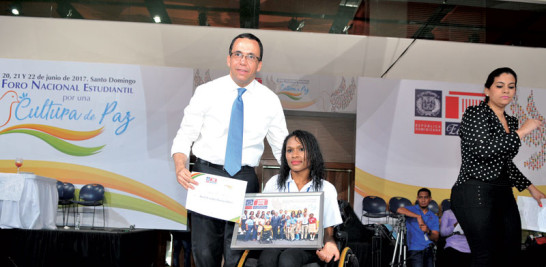 Certificado. El ministro de Educación, Andrés Navarro, entregó un certificado y una laptop a los estudiantes, y prometió trabajar en la educación inclusiva.