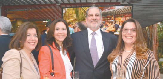 Cristina Roca, María del Pilar Roca, Fernando Marranzini y Kirshis de Estévez.