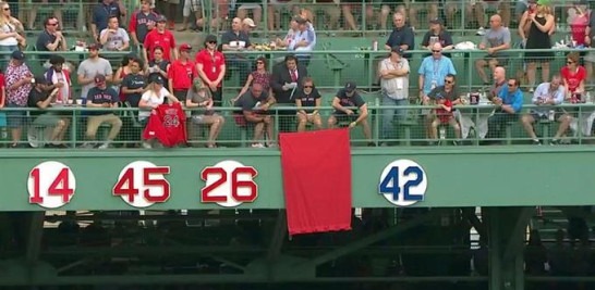 DEVELIZAMIENTO. El momento en el cual el número 34 de David Ortiz es revelado como el más reciente retirado por el equipo de los Medias Rojas de Boston.