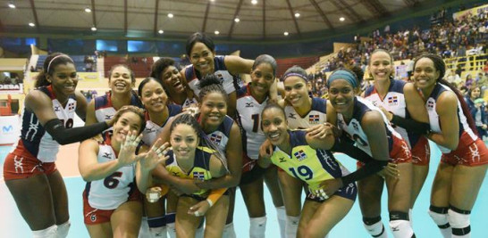 Integrantes del sexteto de República Dominicana celebran eufóricas el triunfo 3-0 ante Puerto Rico para avanzar a la final de la Copa Panamericana de Voleibol Femenino de Mayores.