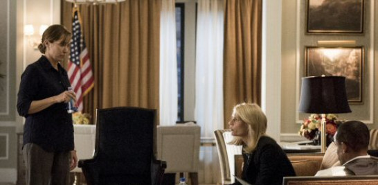En esta imagen difundida por Showtime, Elizabeth Marvel como la presidenta electa Elizabeth Keane, a la izquierda, y Claire Danes como Carrie Mathison en una escena de la serie "Homeland". (JoJo Whilden/Showtime via AP)