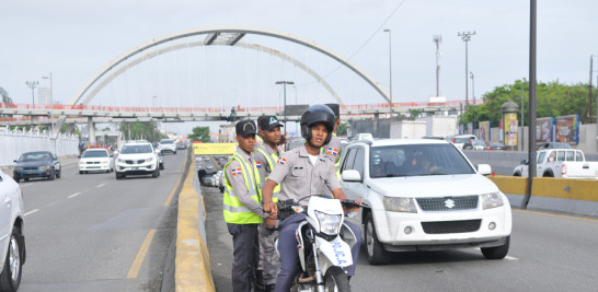 Operación. Entre los motociclistas que fueron fiscalizados al circular por elevados y túneles estaban miembros de la Policía Nacional.