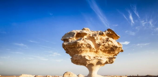 Setas, piedras, columnas, figuras mitológicas Las formaciones rocosas del desierto blanco dan lugar a muchas interpretaciones. Esta parece la explosión de una bomba.