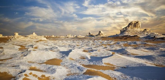 Al mirar la foto de repente, los montones de arena blanca parecen montones de nieve. El desierto se localiza unos 270 kilómetros al oeste del río Nilo.