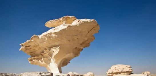 Equilibrio. La roca cretácica  del Sahara el Beyda adopta todo tipo de formas.