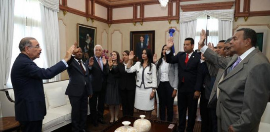 Acto. El presidente Danilo Medina juramentó ayer a los nuevos funcionarios del Intrant en el Palacio Nacional.