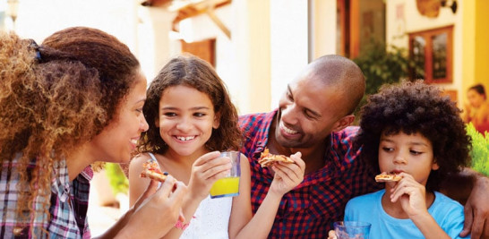 Alimentación. Aproveche el tiempo en el área de comida para explorar los conocimientos que tienen sus hijos sobre nutrición.
