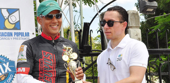 Premiación. El ex pelotero Stanley Javier recibe un premio, luego de su participación en un evento de ciclismo.
