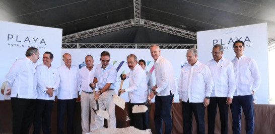 El presidente Danilo Medina dio el primer picazo para iniciar los trabajos de construcción de dos nuevos hoteles, junto al ministro Francisco Javier García, Bruce Wardinski y Alex Stadlin.