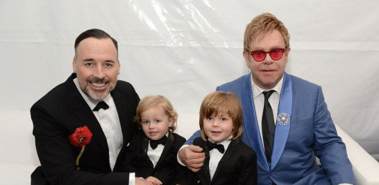 Elton John, David Furnish y sus hijos Zachary Jackson y Elijah Joseph.