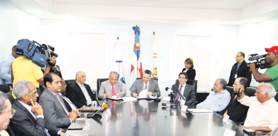 Firma. Rubén Jiménez Bichara (CDEEE) y César Prieto (SIE), junto a ejecutivos de las dos instituciones, rubrican el acuerdo.