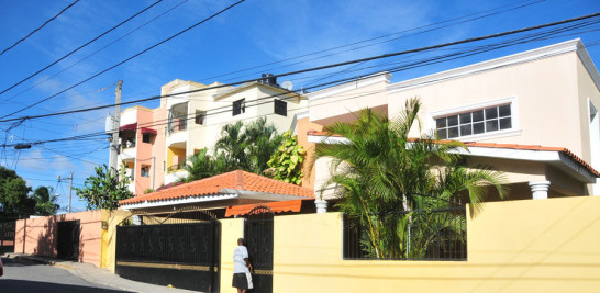 Residencias. Esta residencia bien protegida con un gran portón, además de un edificio de varios niveles situados en la calle 8 del populoso sector de El Café, detrás del complejo Santo Domingo Country Club, residen los padres de Adrian Beltré y otros familiares.