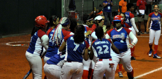 Victoria. El team dominicano celebró en grande su aplastante triunfo ante Perú.