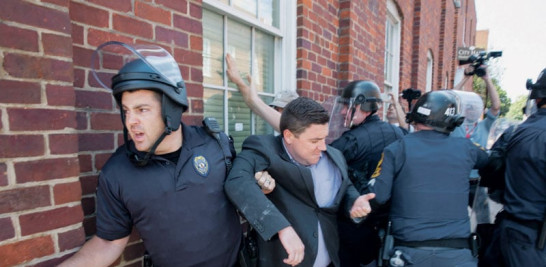 Rescate. Jason Kessler, organizador de una manifestación, fue expulsado ayer después de una rueda de prensa en el
Ayuntamiento de Charlottesville, Virginia, Estados Unidos.